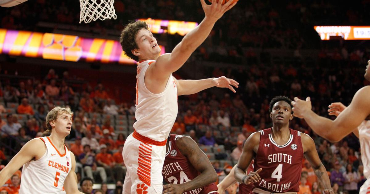 Une blessure au genou met la star de Clemson PJ Hall sur des béquilles lors d’un voyage en France | Clémson Une blessure au genou met la star de Clemson PJ Hall sur des béquilles lors d’un voyage en France | Clémson