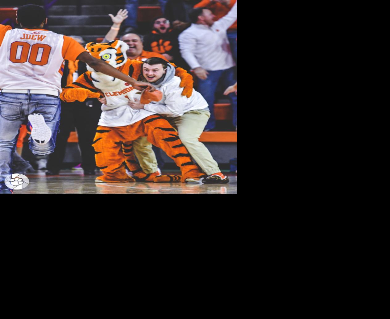 Clemson Student Becomes Instant Celebrity And 10 000 Richer