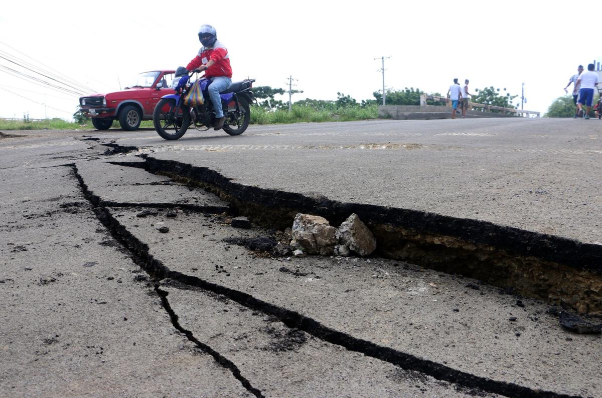 Ecuador earthquake: hundreds dead, thousands injured