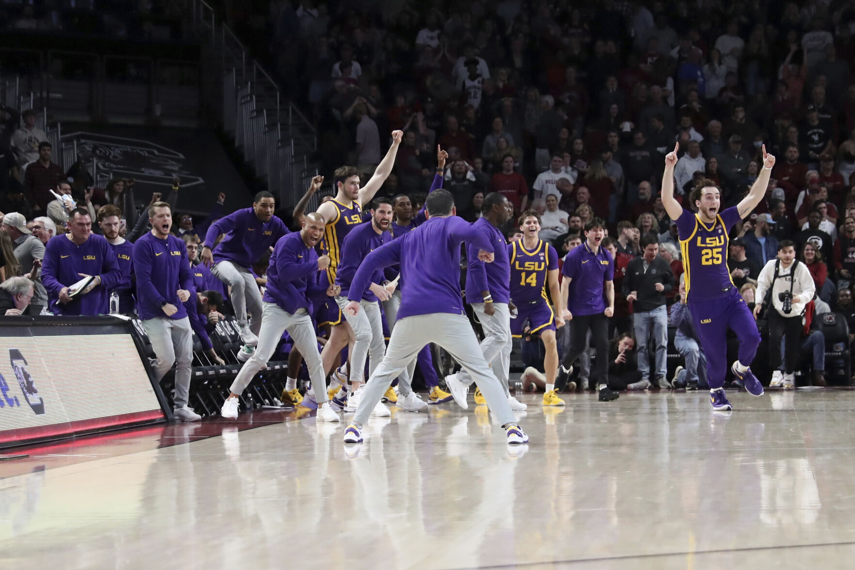 Wright hits 2 late free throws LSU comes from down 16 to stun No