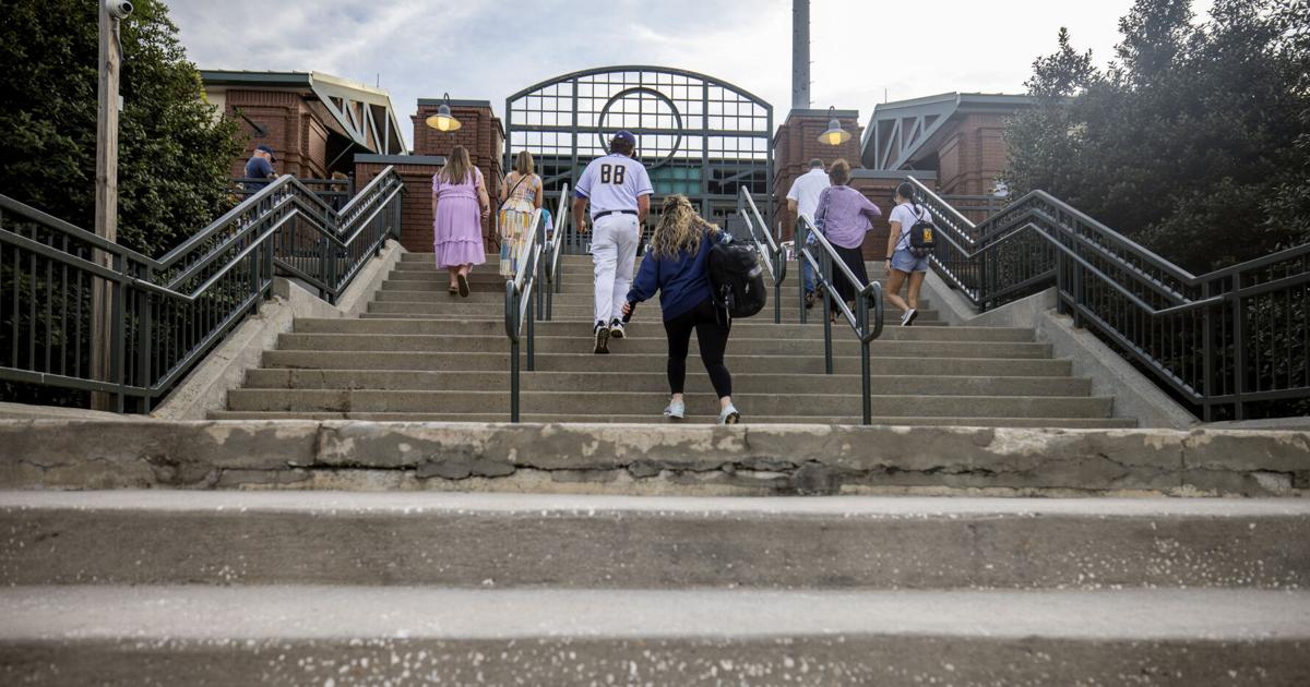 Während Charlestons beliebtes Baseballstadion weiter sinkt ...