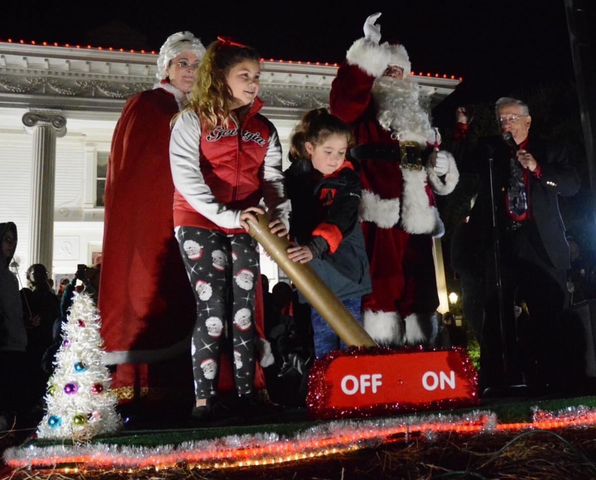 Light It Up Christmas Tree Gets Turned On In N A News Postandcourier Com