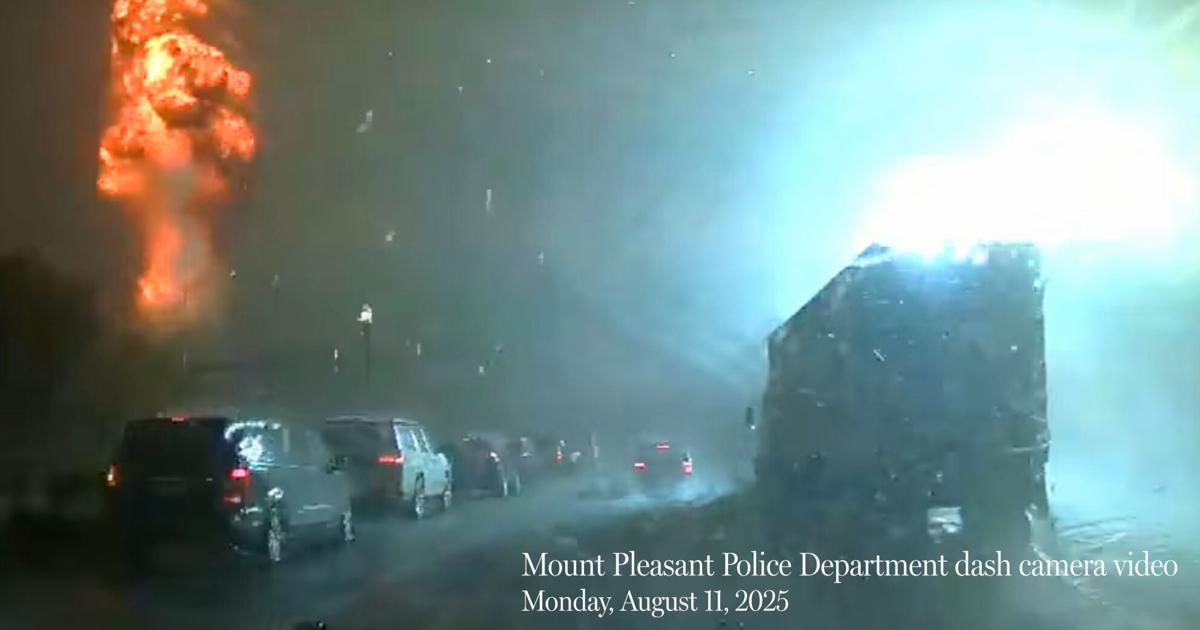 Video: Polizist aus Mount Pleasant filmt Blitzeinschlag in Strommast