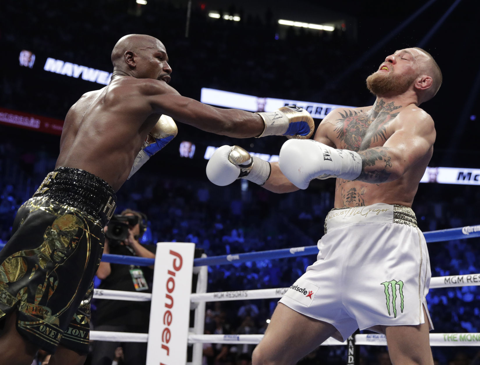 Floyd Mayweather Dominates Conor McGregor In Late Rounds To Go To 50-0 ...