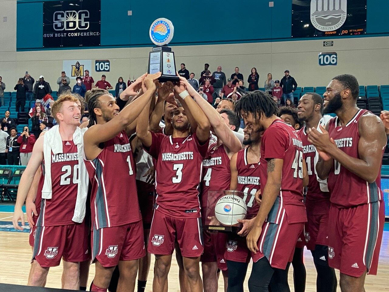 UMass holds off Charlotte to win 2022 Myrtle Beach Invitational