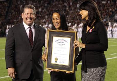 Usc Women S Coach Staley Blasts Former Sc Gov Haley Over Wnba