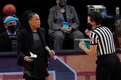 Commentary: USC needs to pay Dawn Staley more, Commentary