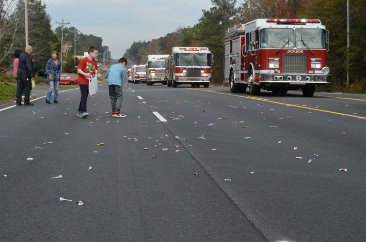 New Ellenton holds annual Christmas parade with candy galore Aiken
