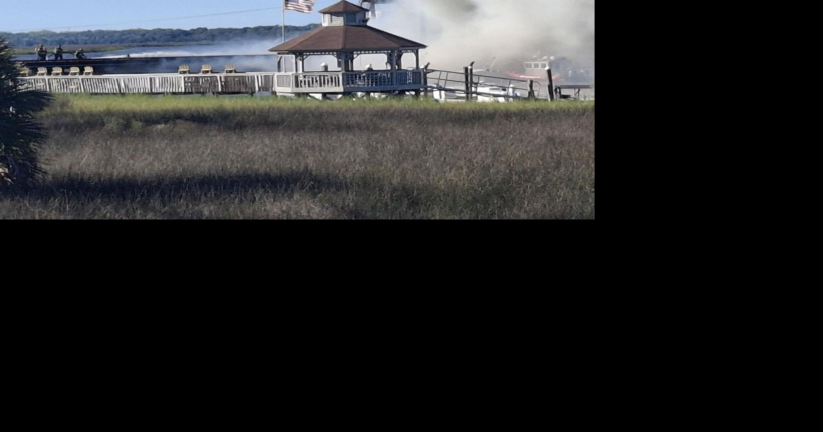 Feuerwehr bekämpft Brand auf der Ashley River Eisenbahnbrücke in ...