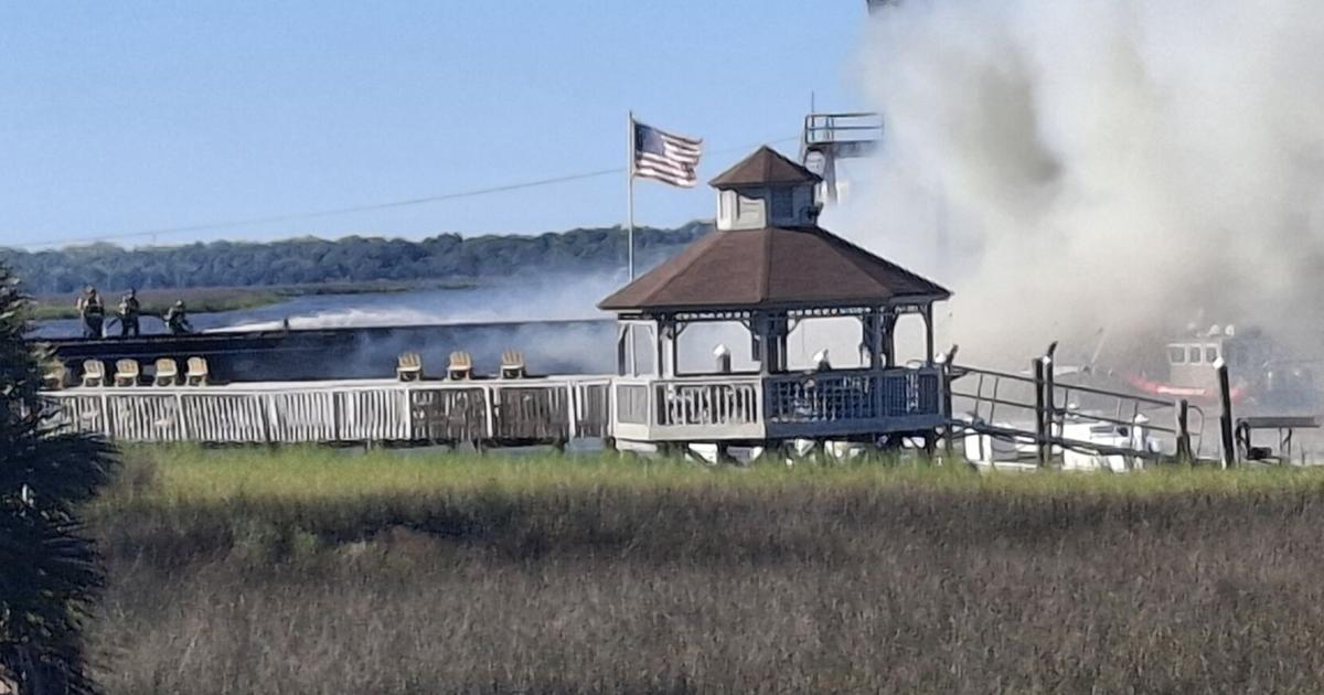 Feuerwehr bekämpft Brand auf der Ashley River Eisenbahnbrücke in ...