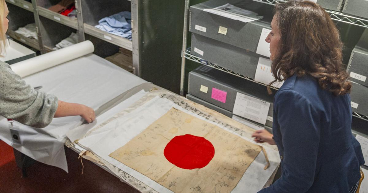 Patriots Point hat 4 japanische Glücksfahnen aus dem Zweiten Weltkrieg ...