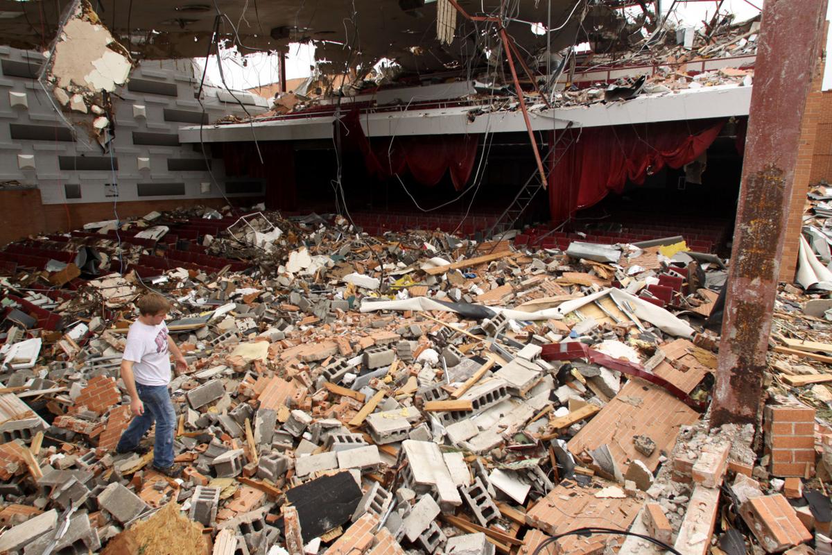 Tornadoes ravage Midwest