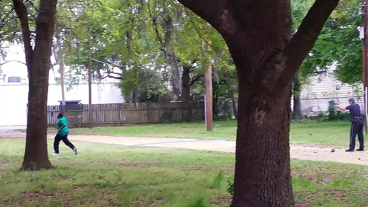 North Charleston officer faces murder charge after video shows him shooting man in back