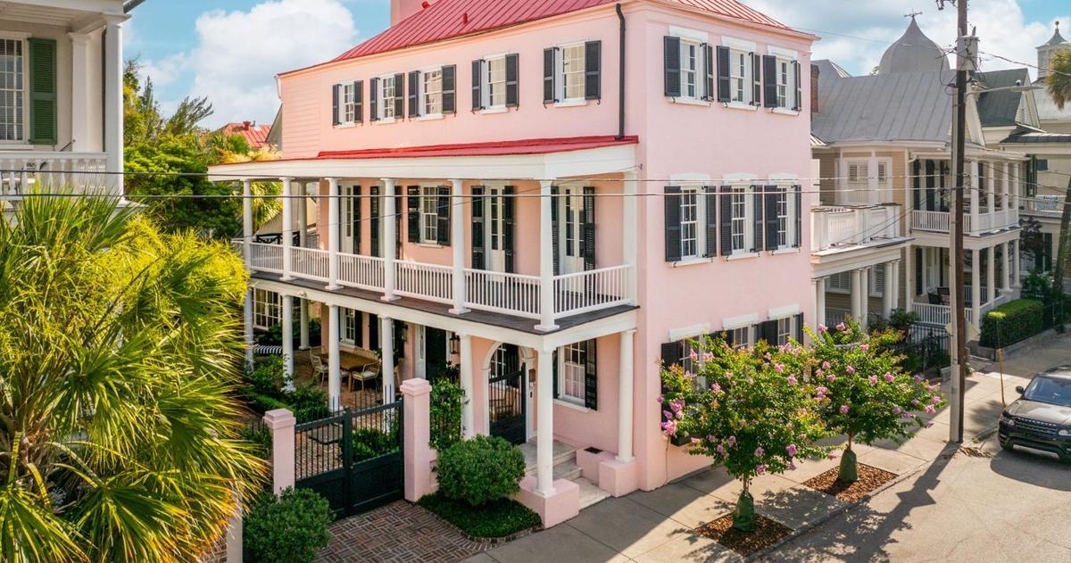 Dieses 300 Jahre alte rosafarbene Herrenhaus in Charleston ...