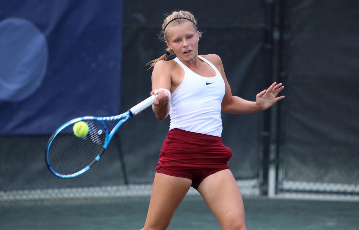 Emma Navarro swings through fourth round of National Clay Court