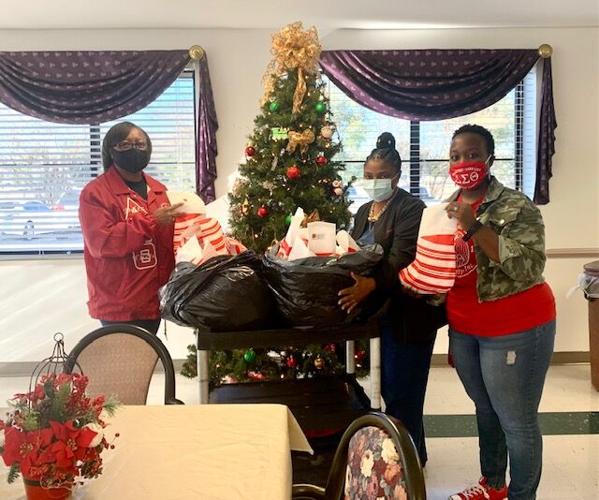 Kingstree Lake City Alumnae Chapter DST spreads holiday cheer to