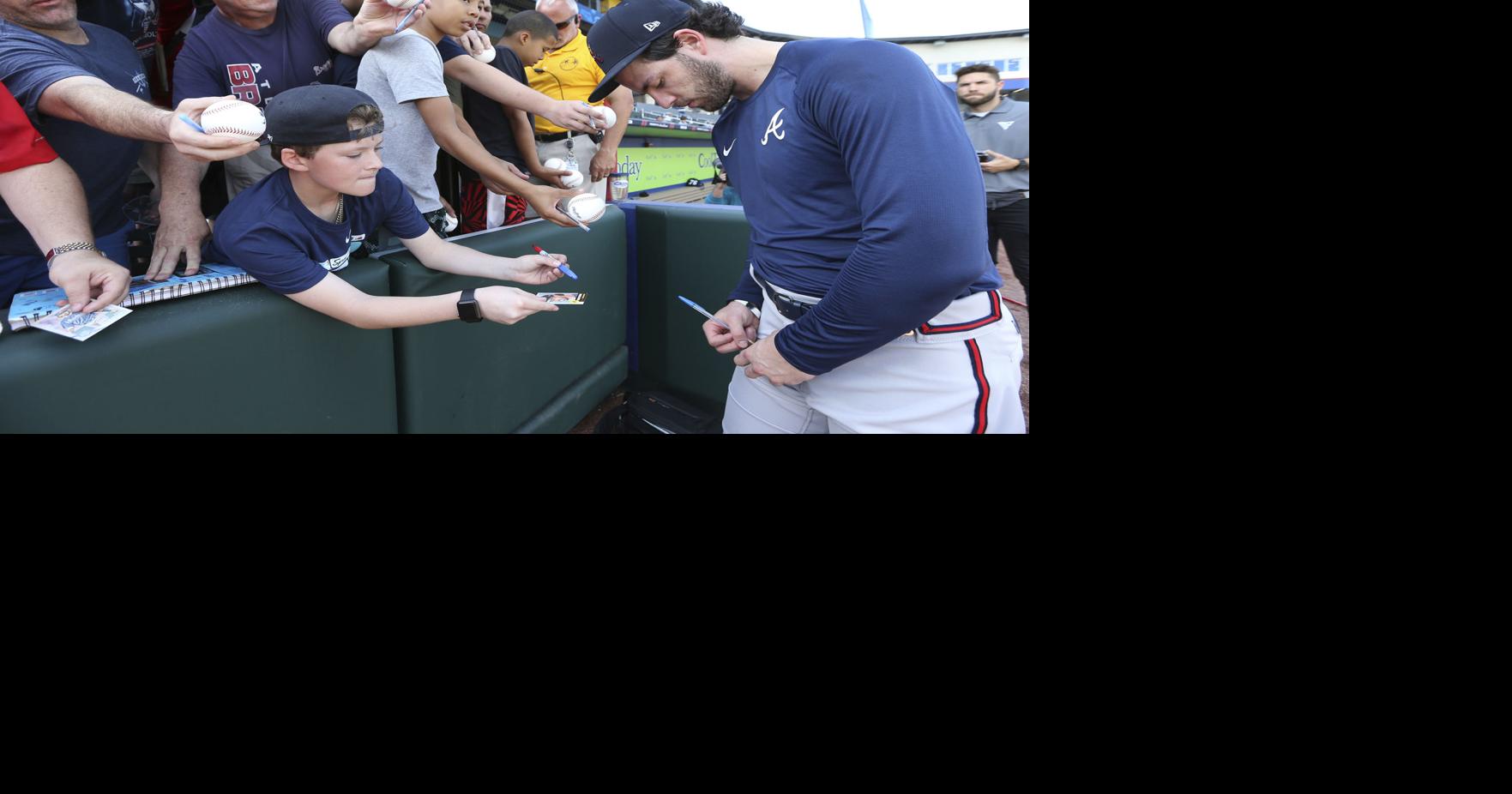 Atlanta Braves - Braves players and coaches sign autographs for