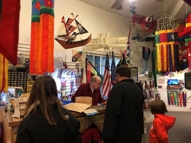Longtime Charleston shopkeepers reel in kite business after 35 years