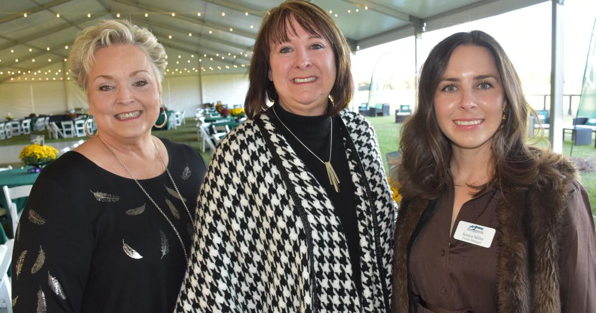 Steeplechase Party: Mitglieder der Steeplechase Association genießen Gemeinschaft, Live-Unterhaltung | Am besten am Sonntag Steeplechase Party: Mitglieder der Steeplechase Association genießen Gemeinschaft, Live-Unterhaltung | Am besten am Sonntag