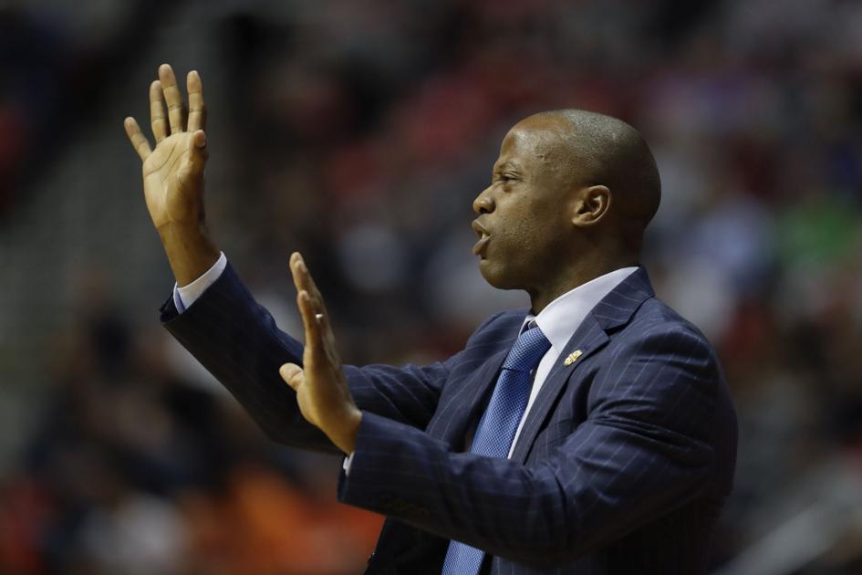 College Of Charleston S Earl Grant Agrees To 5 Year Contract