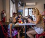 గెలాక్సీ-నేపథ్య జాక్ యొక్క కాస్మిక్ డాగ్స్ జేమ్స్ ద్వీపంలో రెండవ చార్లెస్టన్ ప్రాంతాన్ని తెరుస్తుంది