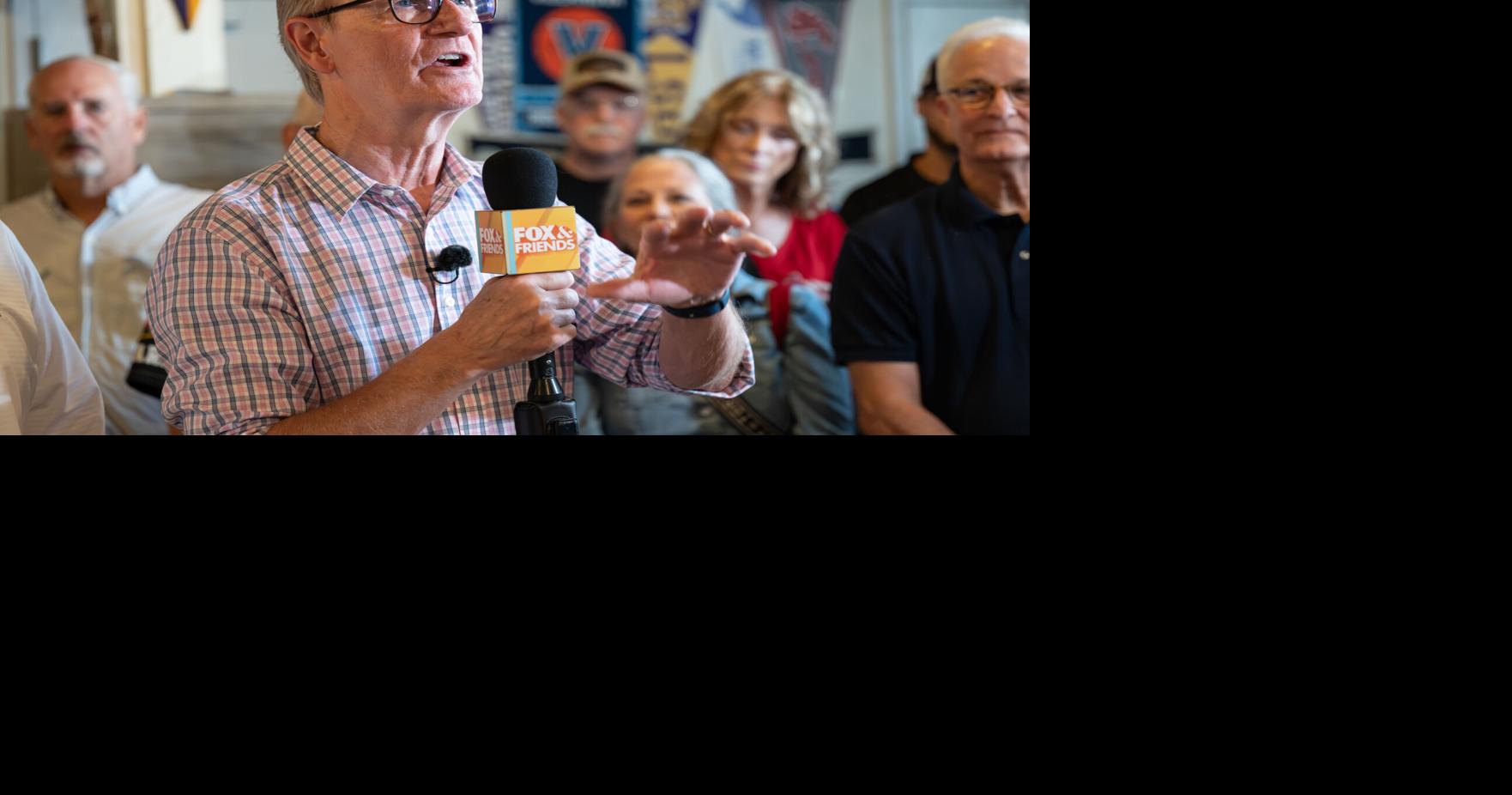 FOX News filmte in einem Café in South Carolina, das mit Anhängern gefüllt ...