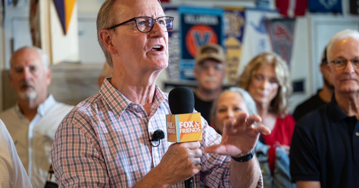 FOX News filmte in einem Café in South Carolina, das mit Anhängern gefüllt ...
