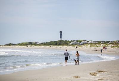 Sullivan S Island Removes Coronavirus Ban On Beach Chairs Umbrellas Coolers News Postandcourier Com