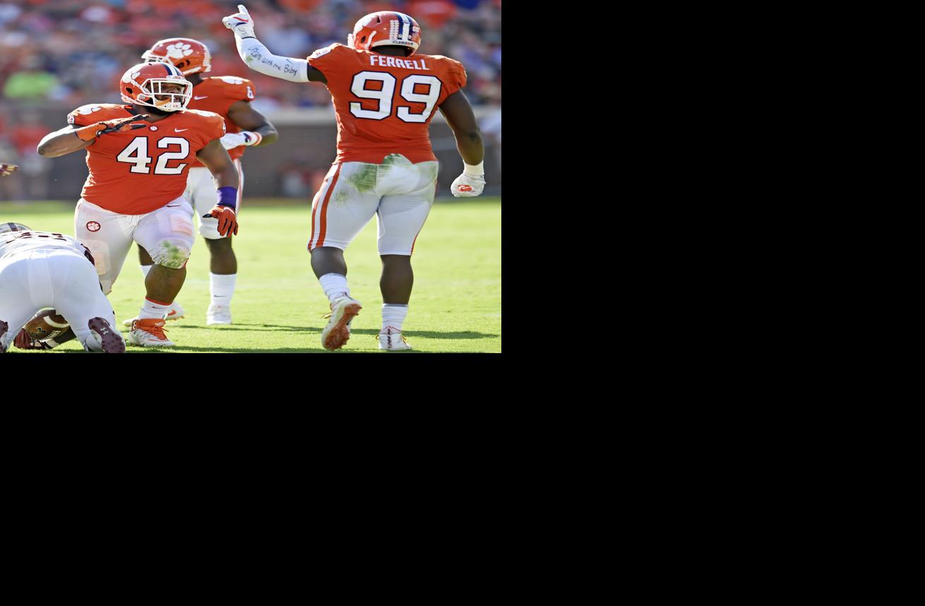 LOOK: Dawn Staley wearing Jalen Hurts jersey during South Carolina-Alabama  game - On3