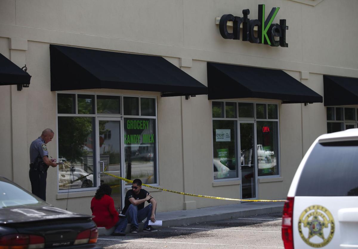 Suspect In Phone Store Robbery Flees Drops Cash News Postandcourier Com
