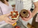 Una pareja de Greenville cocina donas de 100 capas para negocios locales