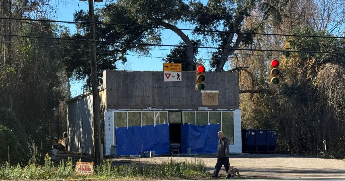 Ein jahrelang leerstehendes Gebäude in West Ashley wird endlich repariert ...