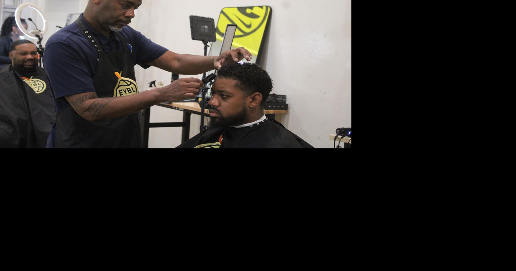 Barbers help players and coaches get a fresh look during Peach Jam