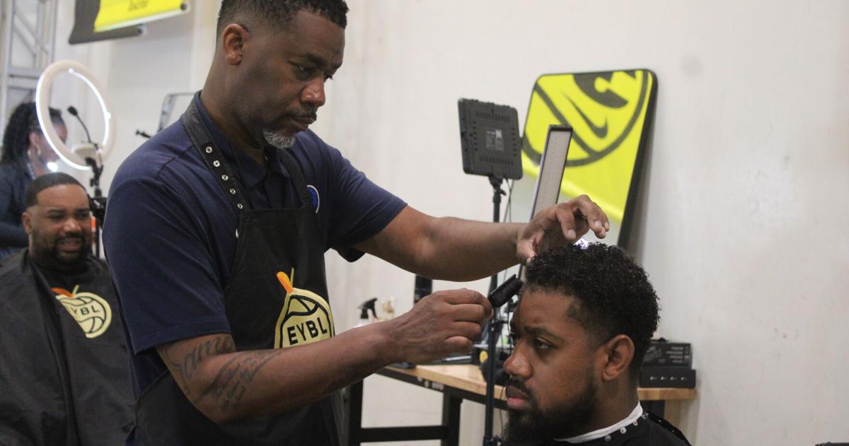 Barbers help players and coaches get a fresh look during Peach Jam