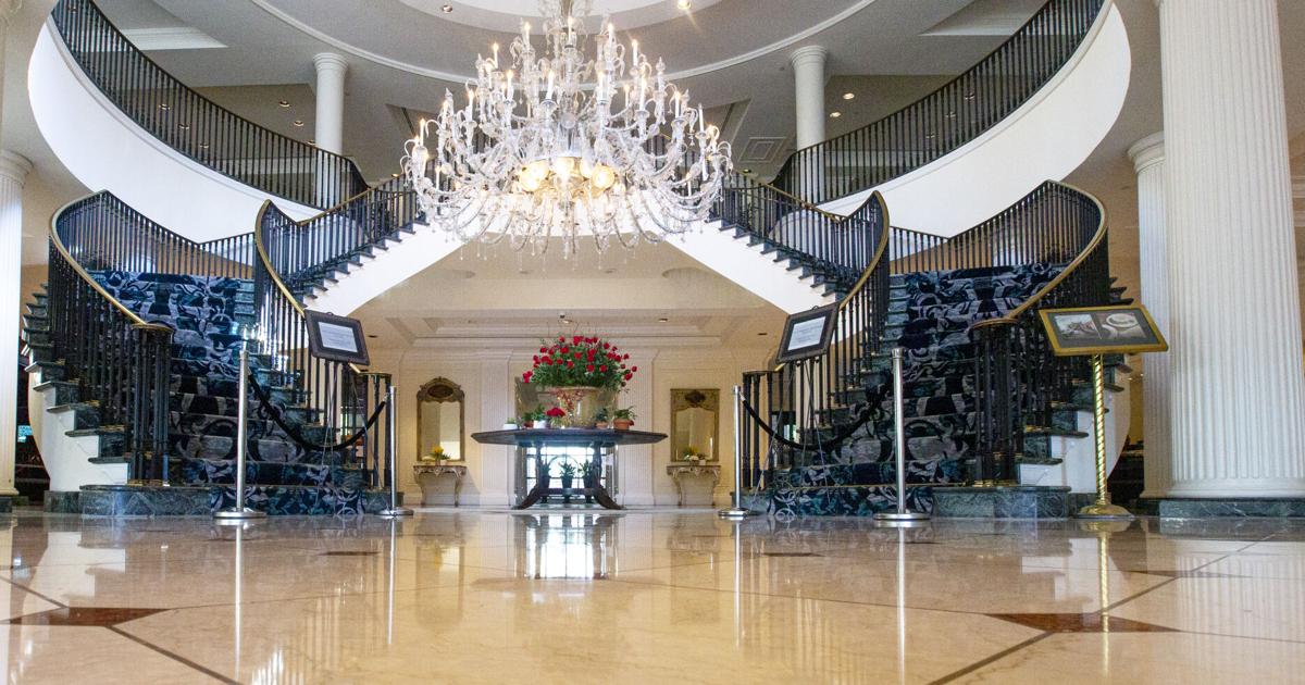 Charleston billionaire Ben Navarro to buy downtown's largest hotel