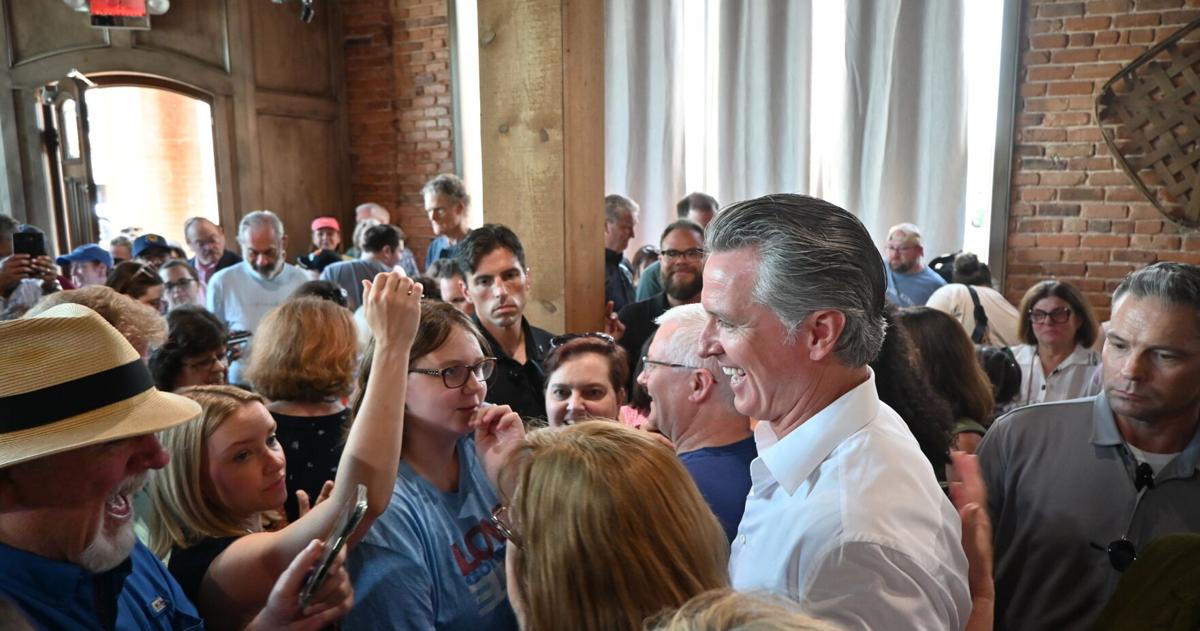 Fans, protesters greet California’s governor as he pitches himself to SC’s rural voters