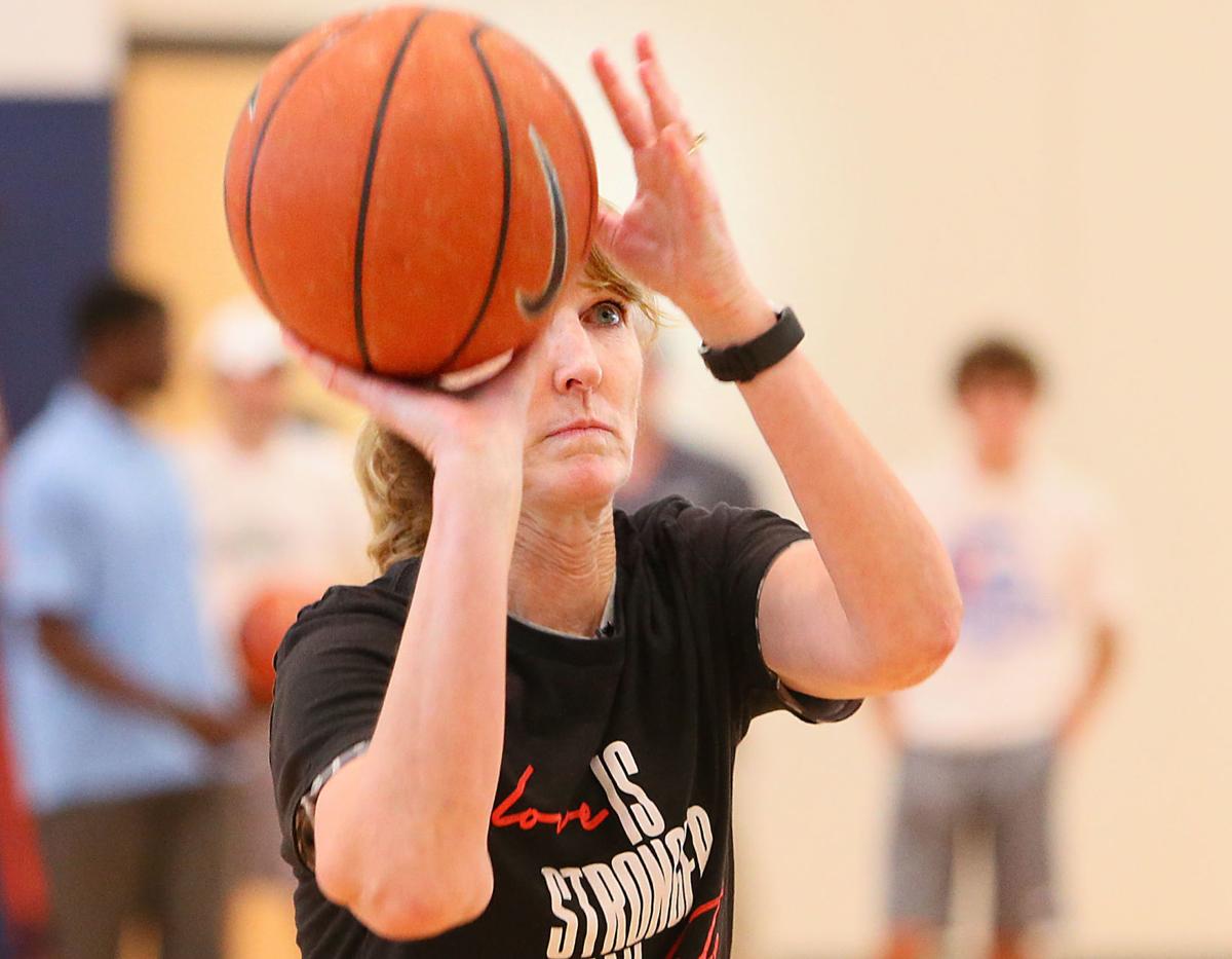 Photos Espn Basketball Analyst Debbie Antonelli Makes 2 400 Free