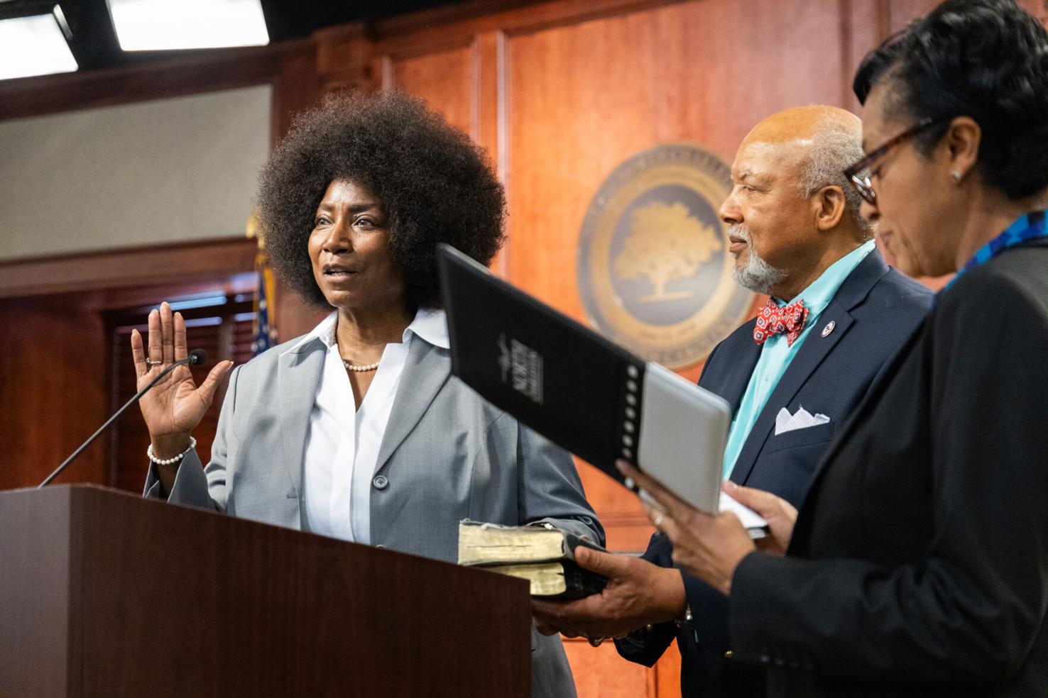 North Charleston swears in 2 councilmembers after FBI probe
