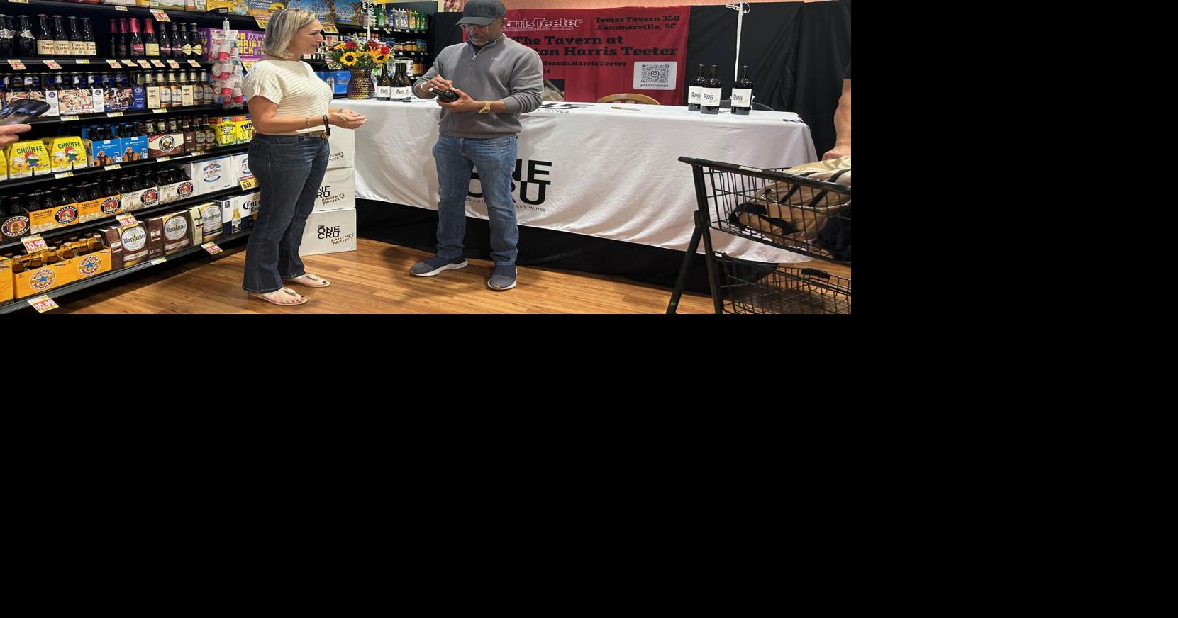 Fans stehen bei SC Harris Teeter Schlange, um Musikstar Darius Rucker zu ...