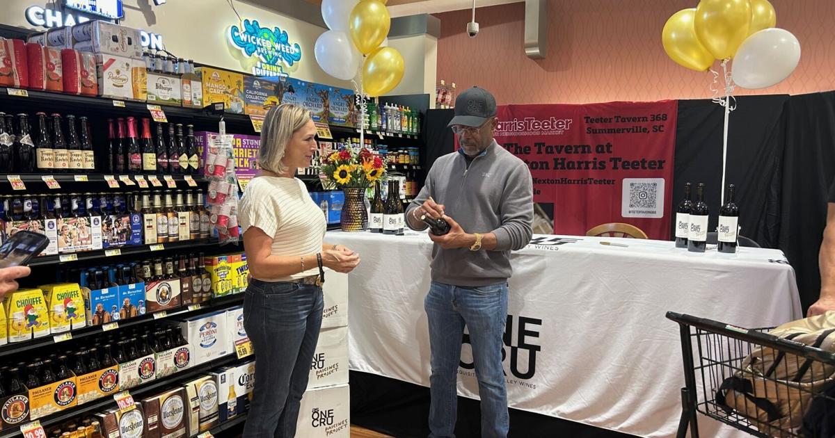Fans stehen bei SC Harris Teeter Schlange, um Musikstar Darius Rucker zu ...