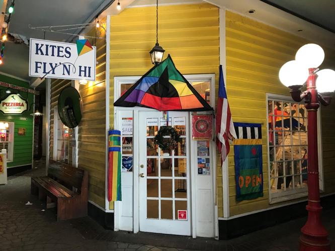 Longtime Charleston shopkeepers reel in kite business after 35 years
