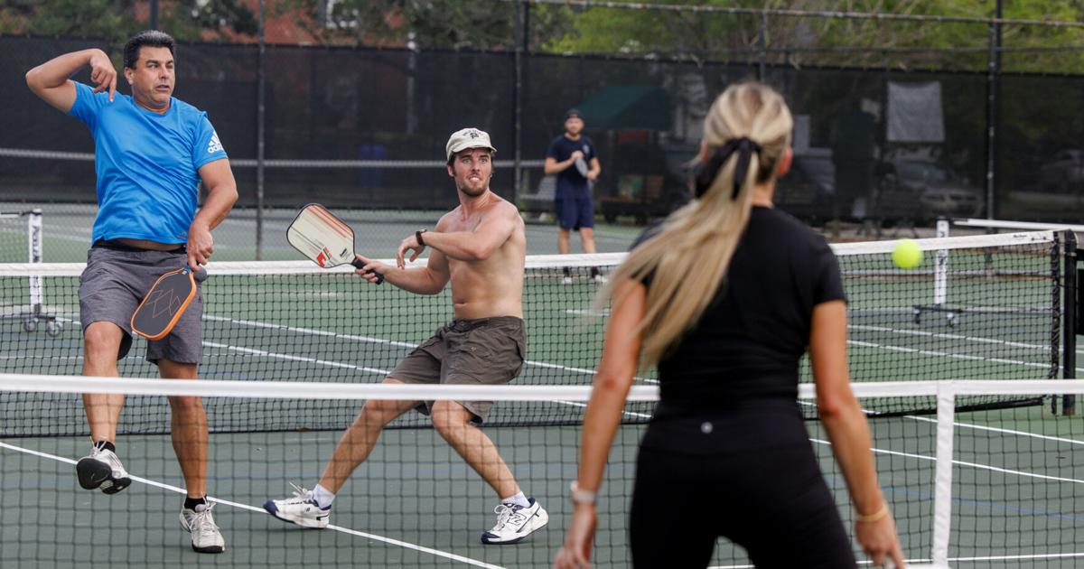 Verärgerte Grundstücksbesitzer protestieren gegen Pickleball-Plan im ...
