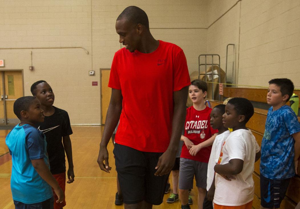 Porter Gaud Alum And Nba Forward Khris Middleton Teaches Kids Skills And More Sports Postandcourier Com