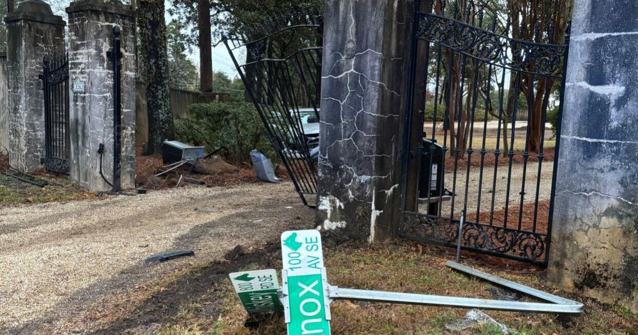 Wreck damages entrance to Ravenel-owned estate | Aiken Area Public Safety & Court News - Vimarsana News