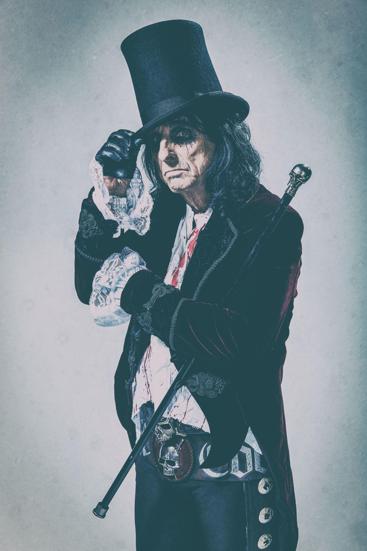 Alice Cooper, famous for shows with guillotines and snakes, coming to ...