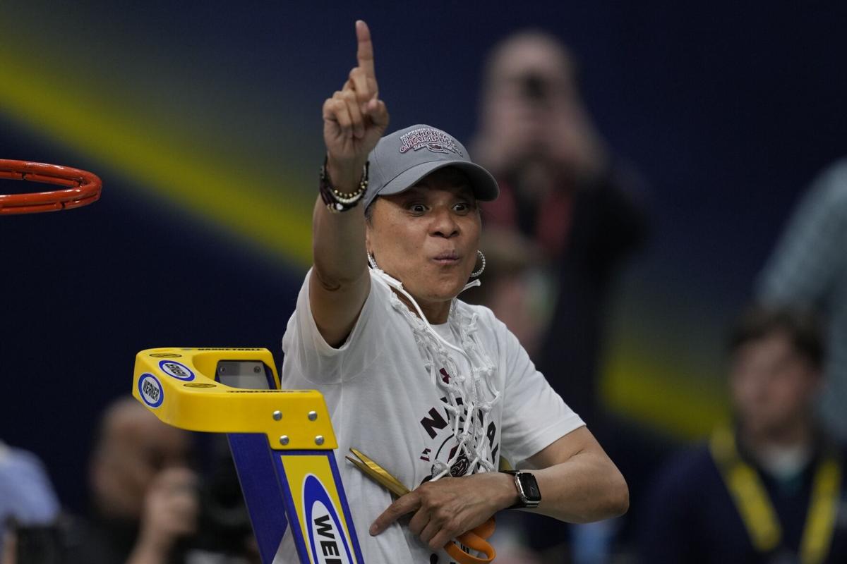 Family shelter residents meet Coach Dawn Staley - Columbia Star
