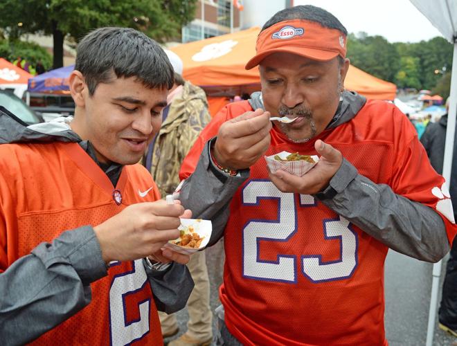 Chiefs' Patrick Mahomes Swaps Autographs With MLB Rookie Phenom