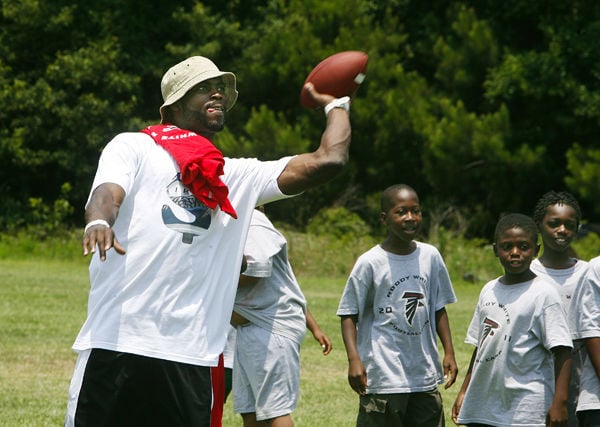 QB Michael Vick to James Island kids: Make good decisions