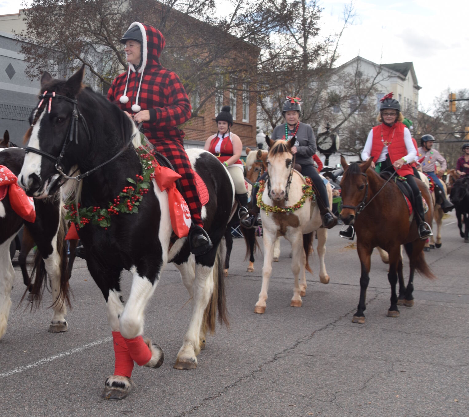 Hoofbeats And Christmas Carols Draws Crowd To Downtown Aiken | Aiken ...