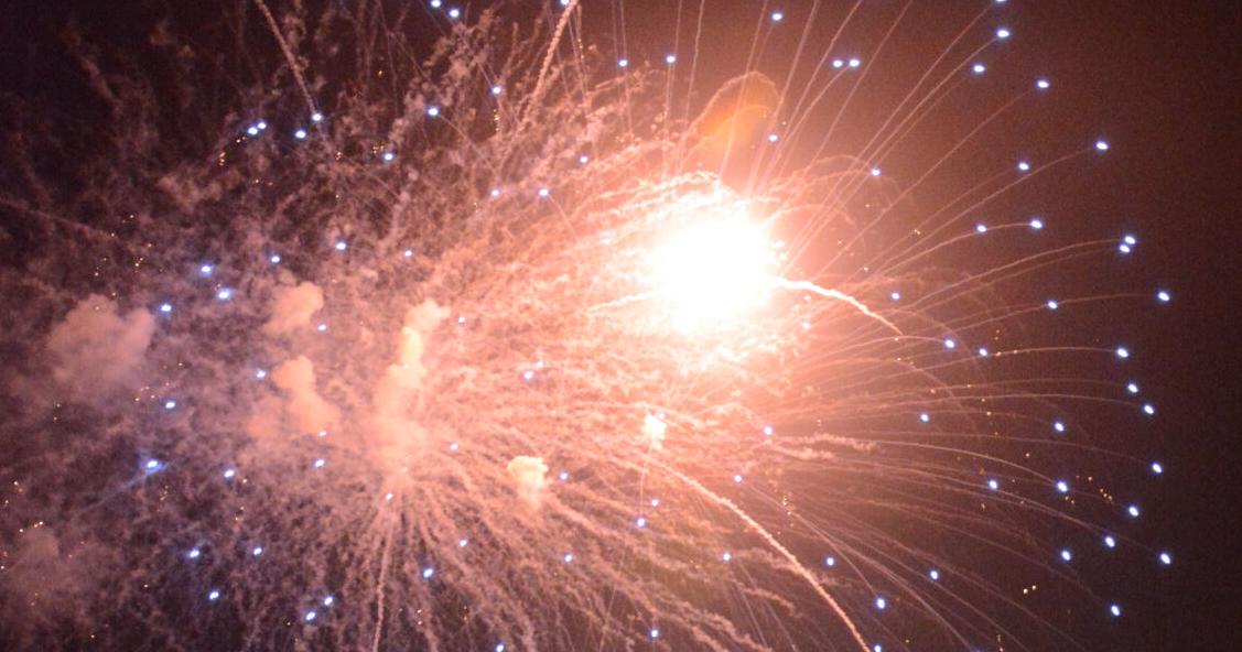 Village at Woodside draws hundreds for fireworks - Vimarsana News